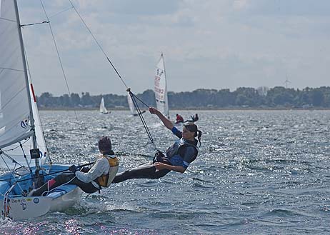 Travemünde Aktuell: Stürmische Böen verkürzten IDJ+JüM-Regattatag