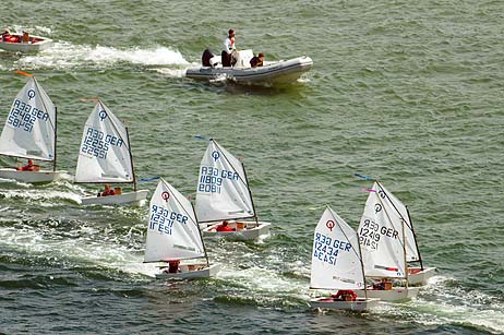 Travemünde Aktuell: Stürmische Böen verkürzten IDJ+JüM-Regattatag