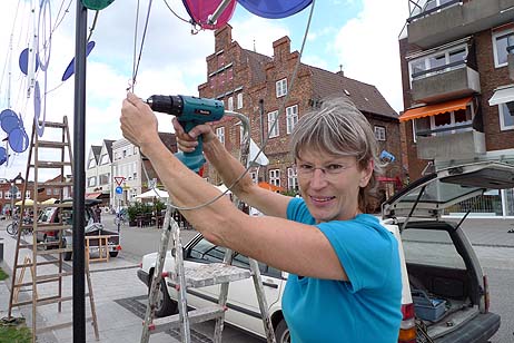 Gisela Meyer-Hahn hat heute ihr 75 Meter langes Kunstwerk »Musicline« in Travemünde installiert. Alle Fotos: KARL ERHARD VÖGELE