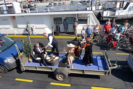Steward Enrico Melzer vom Fisch-Hus kredenzte edlen Champagner während Stehgeigerin Ina Werner Esser von der Musikschule Seesaite das Thema aus »Titanic« anstimmte. Alle Fotos: KARL ERHARD VÖGELE