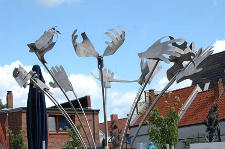 Jede der »kinetic hands« sagt etwas aus, Besucher können versuchen, die jeweilige Geste zu deuten: Beifall, Schöpfung, akrobatischer Stützgriff, Klammergriff, Gebetshaltung, Tagesgruß, tief in Gedanken, klares kaltes Wasser, Hände vor den Augen, Handball. Foto: TA 