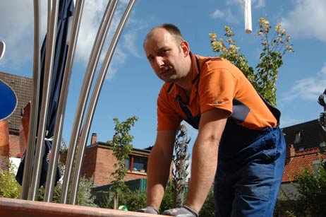 Jörn Hanitzsch stellte am Donnerstag die »kinetik hands« im Vogtei-Garten auf. Foto: TA 