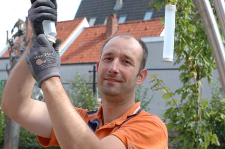 Die Röhrchen lassen sich öffnen. Man kann einen Zettel mit einem Wunsch hineintun oder seine Meinung zur Veranstaltung aufschreiben. Foto: TA 