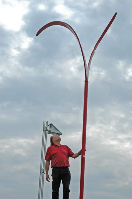 Friedel Deventer mit seinem Deventers »Zweiflügligen Rotor« auf dem Fährplatz. Foto: TA 