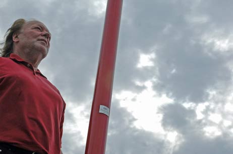 Friedel Deventer aus Kassel hat am Samstagvormittag das letzte Kunstwerk der »WindArt« 2009 aufgestellt. Foto: TA 