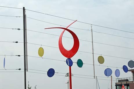Friedel Deventers »Zweiflügliger Rotor« hinter der »MusicLine« von Gisela Meyer-Hahn: Wer gern fotografiert, findet auf dem Fährplatz zur Zeit viele frische Motive. Foto: TA 