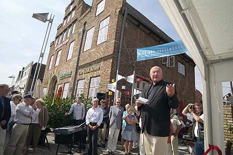 Stadtpräsident Peter Sünnenwold eröffnete die WindArt. Foto: KARL ERHARD VÖGELE