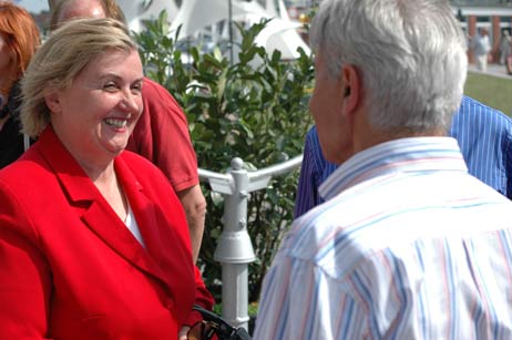 Unter den Gästen: Die Lübecker CDU-Bundestagsabgeordnete Anke Eymer, die häufig in Travemünde anzutreffen ist. An Kultur sei sie schon immer interessiert gewesen, sagte sie. Foto: TA