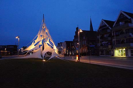 Ein Spaziergang entlang der »Wind Art« lohnt übrigens auch am Abend, dann ist J. J. Meyers »Bake« mit Strahlern erleuchtet. Foto: KARL ERHARD VÖGELE