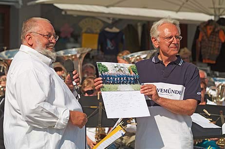 Dieter Peschel (links), der die Tour der Band organisiert, und Wolfgang Moebius begrüßten die Gäste. Foto: KARL ERHARD VÖGELE