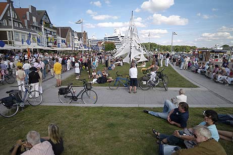 Travemünde Aktuell: Festival-Atmosphäre auf dem Fährplatz: