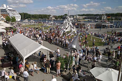 Mehr als 1000 Zuhörer freuten sich über das kostenlose Konzert auf dem Fährplatz. Foto: KARL ERHARD VÖGELE