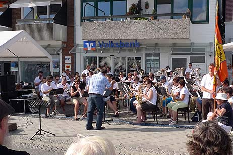 Travemünde Aktuell: Festival-Atmosphäre auf dem Fährplatz: