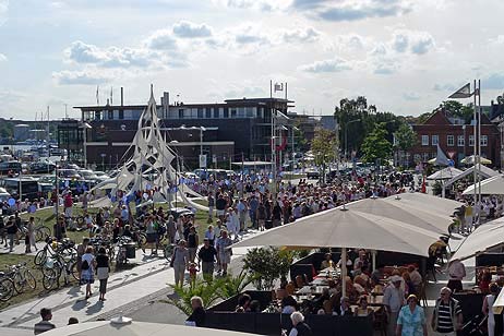 Travemünde Aktuell: Festival-Atmosphäre auf dem Fährplatz: