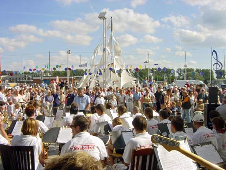 Die BigBand musste mehrere Zugaben geben. Die Kunstwerke der »WindArt« wie die »Bake« von J.J. Meyer oder die »MusicLine« von Gisela Meyer-Hahn bildeten den Perfekten Rahmen. Foto: MW
