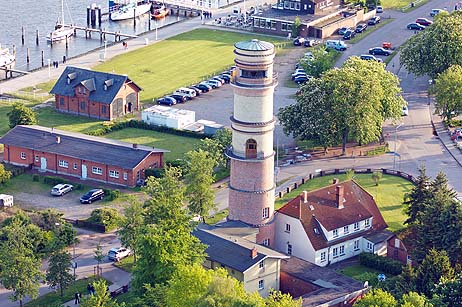 Die Funkamateure sitzen in dem kleineren Gebäude links vom Leuchtturm und spannen einen sogenannten Langdraht für die Dauer der Veranstaltung hinauf zum Leuchtturm.