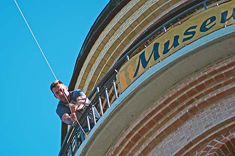 Jürgen Schmeckebier, Internationales Amateurfunkrufzeichen DL4HAJ, beim Befestigen und Prüfen der Langdrahtantenne am Travemünder »Alten Leuchtturm«.