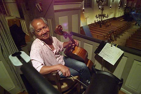 Sonny Thet hat am Montagabend bereits in St. Lorenz geprobt, freute sich über die schöne Akustik in der Kirche. Alle Fotos: KARL ERHARD VÖGELE 