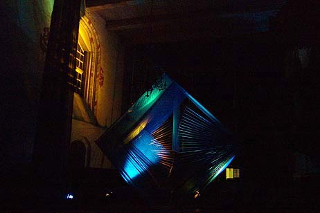 Zum Lichtkonzert erlöschen alle »normalen« Lampen in St. Lorenz, extra installierte Strahler betonen bestimmte Punkte. In der Mitte der große Kubus, der gerade mal so in die Kirche passt. Alle Fotos: KARL ERHARD VÖGELE 