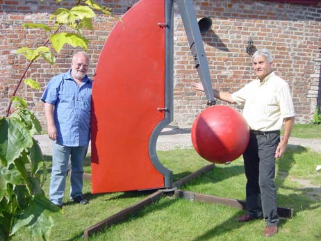 Dr. Egon Schmitz-Hübsch (rechts) zeigte Hans Müller unter anderem das »Magnus-Pendel«, eines der beliebtesten Werke bei der »WindArt 2009«. Foto: MW 