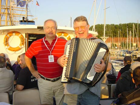 Damit der Vorsitzende des Rollerclubs Wolfgang Hentschel auch mitsingen konnte, hat der Musiker Peter Loose gleich die Textbücher mitgebracht. Foto: MW 