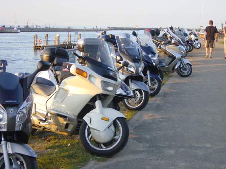 Während der Brügmanngarten und die angrenzenden Straßen voller Harley-Davidsons waren, dominierten auf dem Priwall die Motorroller. Foto: MW 
