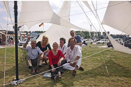 Gruppenfoto unter der Bake: Dr. Egon Schmitz-Hübsch, Anja Es, Gabriele Hiller-Ohm, Frauke Klatt, Jens J. Meyer und Uwe Thill. Foto: KARL ERHARD VÖGELE 