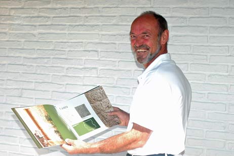 Maler und Lackierer Heinz Rossmüller berät gern, kann Muster-Paneele und in Travemünde auch eine Musterwand in rustikaler Stein-Optik zeigen. Foto: TA 