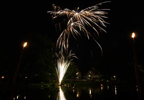 Das lange Feuerwerk war passend mit Musik untermalt, wurde von Großfeuerwerker Mirko Mathejczyk aus Travemünde organisiert. Foto: CARMEN FRISCH