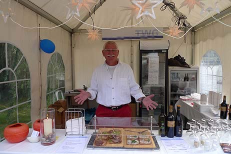 TWG-Chef Jochum Aicholzer im Gourmet-Bereich. Der Verkaufserlös aus dem TWG-Stand wird für die Travemünder Weihnachtsbeleuchtung eingesetzt. Foto: KARL ERHARD VÖGELE