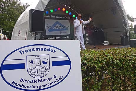 José Ferreiras, Musiker aus Travemünde, darf natürlich auf keinem Fest fehlen. Links von der Bühne gings zum Ausstellungsbereich der Travemünder Dienstleistungs- und Handwerkergemeinschaft, die einen großen Teil des Festes sponserte, darunter das gelungene Feuerwerk. Foto: KARL ERHARD VÖGELE