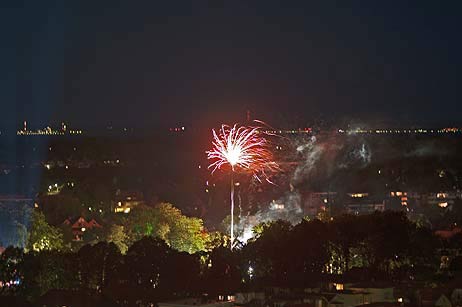 Das Feuerwerk erleuchtet den Godewindpark. Foto: KARL ERHARD VÖGELE