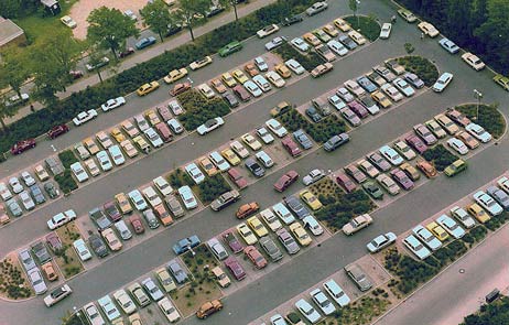Die Parkplätze vorm Maritim im September 1977. Foto: ARCHIV TA 
