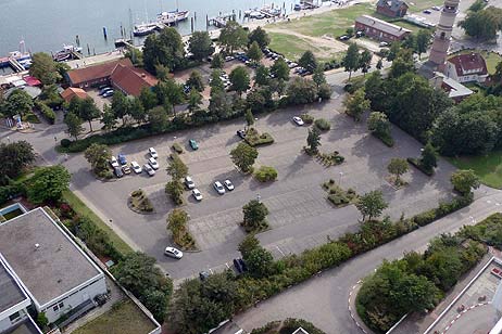 Die Parkplätze vorm Maritim im September 2009. Foto: KEV 