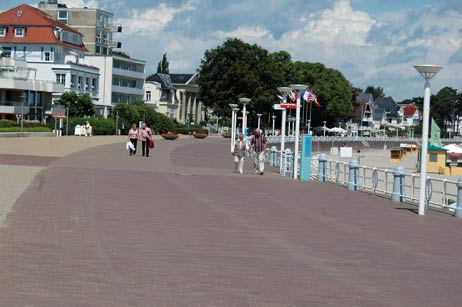 Die Travemünder Strandpromenade soll saniert werden. Setzt Lübeck durch zögerliches Handeln Förder-Millionen aus dem Konjunkturprogramm aufs Spiel? Foto: ARCHIV TA 