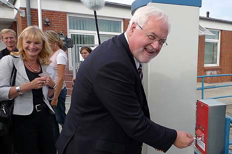 Ordnungsgemäß entwertete Ministerpräsident Peter Harry Carstensen seine Fußgänger-Karte für die Priwall-Fähre. Alle Fotos: KARL ERHARD VÖGELE 