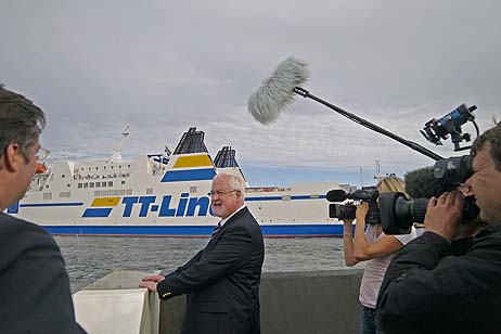 Auch ein Kamerateam begleitete die kleine Kreuzfahrt mit der Priwall-Fähre. Alle Fotos: KARL ERHARD VÖGELE