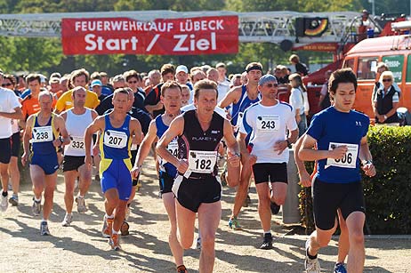 Start zum 8. Feuerwehrlauf für Jedermann in Travemünde. Foto: KARL ERHARD VÖGELE