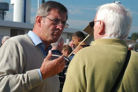 Ebenfalls wieder mit dabei: Thomas Misch (BfL), hier im Gespräch mit Wolfgang Hovestädt von der Interssengemeinschaft. Foto: TA 