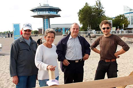 Stellten das neue Sitz- und Spielgerät vor: Die Travemünder Gastronomen Bernd und Wally Levy, Travemündes Kurdirektor Uwe Kirchhoff und Diplom-Designer Tilman Stachat. Foto: KARL ERHARD VÖGELE