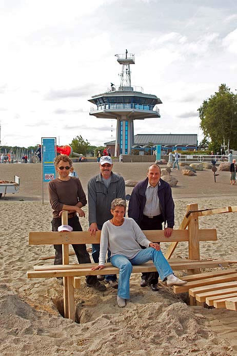 Endlich können Eltern und Großeltern am Piratenspielplatz sitzen und dem Nachwuchs beim Spielen zugucken. Von der Bank weg führt eine kleine Hängebrücke, eine neue Attraktion für den beliebten Spielplatz. Foto: KARL ERHARD VÖGELE