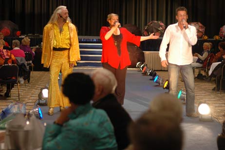 Mit einer Musik-Nummer wird die Modenschau eröffnet. Auch zwischen der Präsentation der aktuellen Herbstkollektion gibt es immer wieder Live-Musik. Die Models haben dann Zeit, sich umzuziehen. Alle Fotos: TA