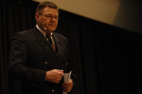Moderator Manfred Brincker begrüßt die Gäste. Alle Fotos: TA
