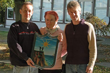 Ein bisschen traurig, dass die Ära vorbei ist: Michael Schmidt (links), Ilse Schmidt und Mitarbeiter Stepahn Drews mit dem Wappen der Hermannshöhe, das auch schon verkauft ist. Foto: TA
