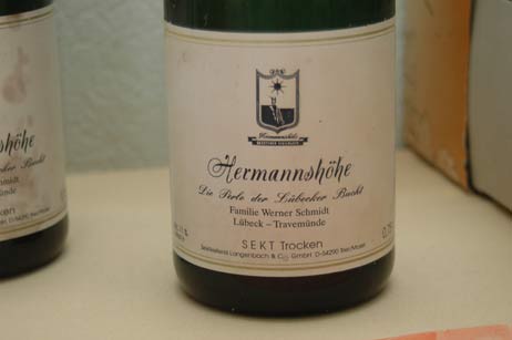 Vom Hermannshöhe-Sekt gibt es nur noch fünf Flaschen. Die Marke »Die Perle der Lübecker Bucht« ist eingetragenes Markenzeichen der Familie Schmidt. Foto: TA