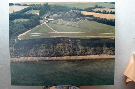 Großformatiges Luftbild der Hermannshöhe um 1960. Inzwischen hat sich das Steilufer schon wieder viele Meter weiter an das Gebäude herangefressen. Foto: TA