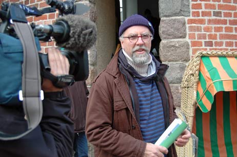 »Der Leuchtturmwärter erzählt«: Burkhard Wunder zeigte am Samstag für die NDR-Nordtour Travemündes Alten Leuchtturm. Foto: TA 