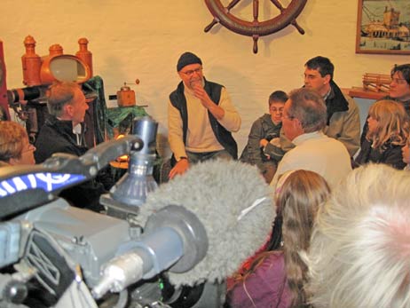 Gefilmt wurde auch beim Geschichten-Erzählen am Abend. Foto: TA 