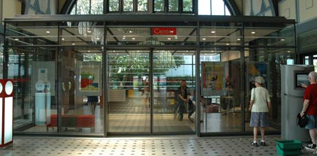 Alles, was von der LTM übrig bleibt? Das Welcome-Center (Tourist-Information) im Strandbahnhof mit der Zimmervermittlung. Foto: ARCHIV TA