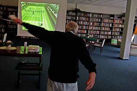 Beim Tennismatch in der Bibliothek des Travemünder Rosenhofes hört und sieht man die virtuellen Bälle springen. Alle Fotos: KARL ERHARD VÖGELE 
